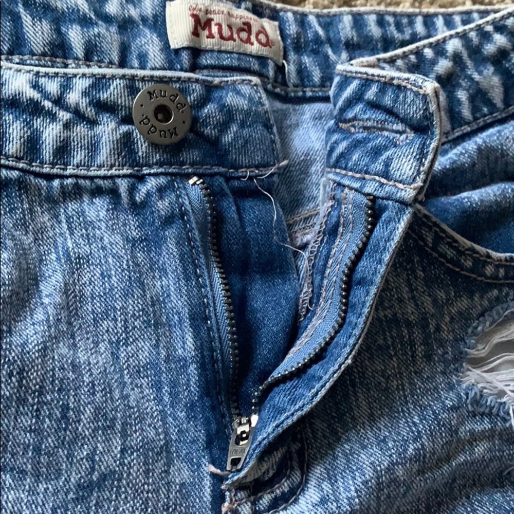 Distressed Jean shorts - Picture 7 of 10
